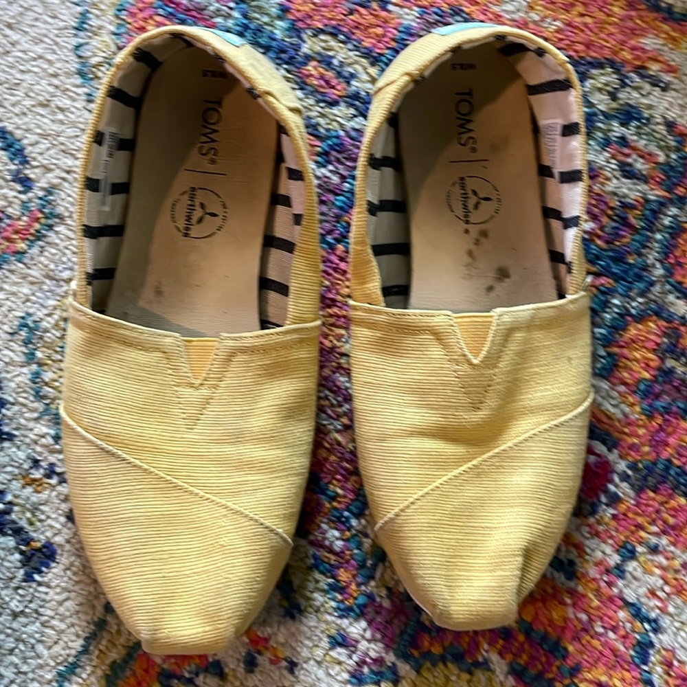 Toms Earthwise 8.5 women’s slip on shoes